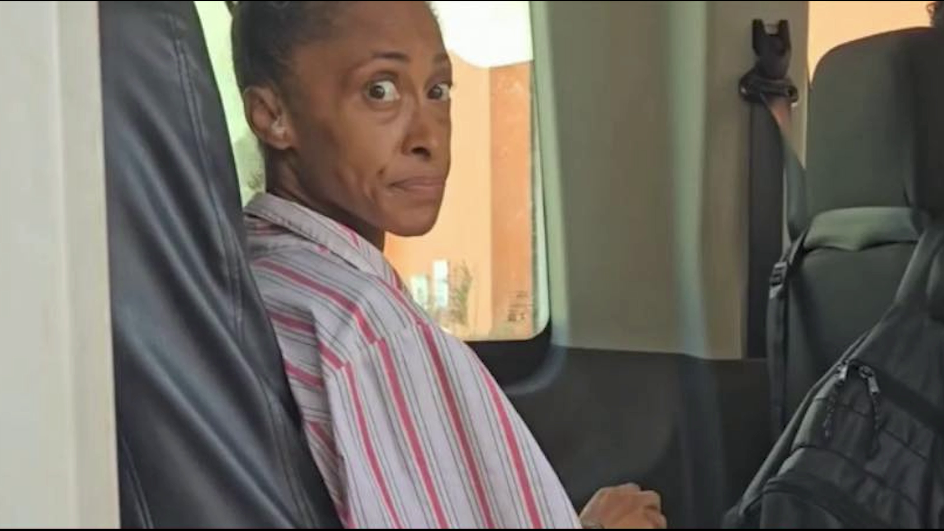 En la ciudad de Belize, una disputa por el pago en Spoonaz Reggae Café se convirtió en una controversia nacional cuando la tarjeta de débito de Allaire McDougal,