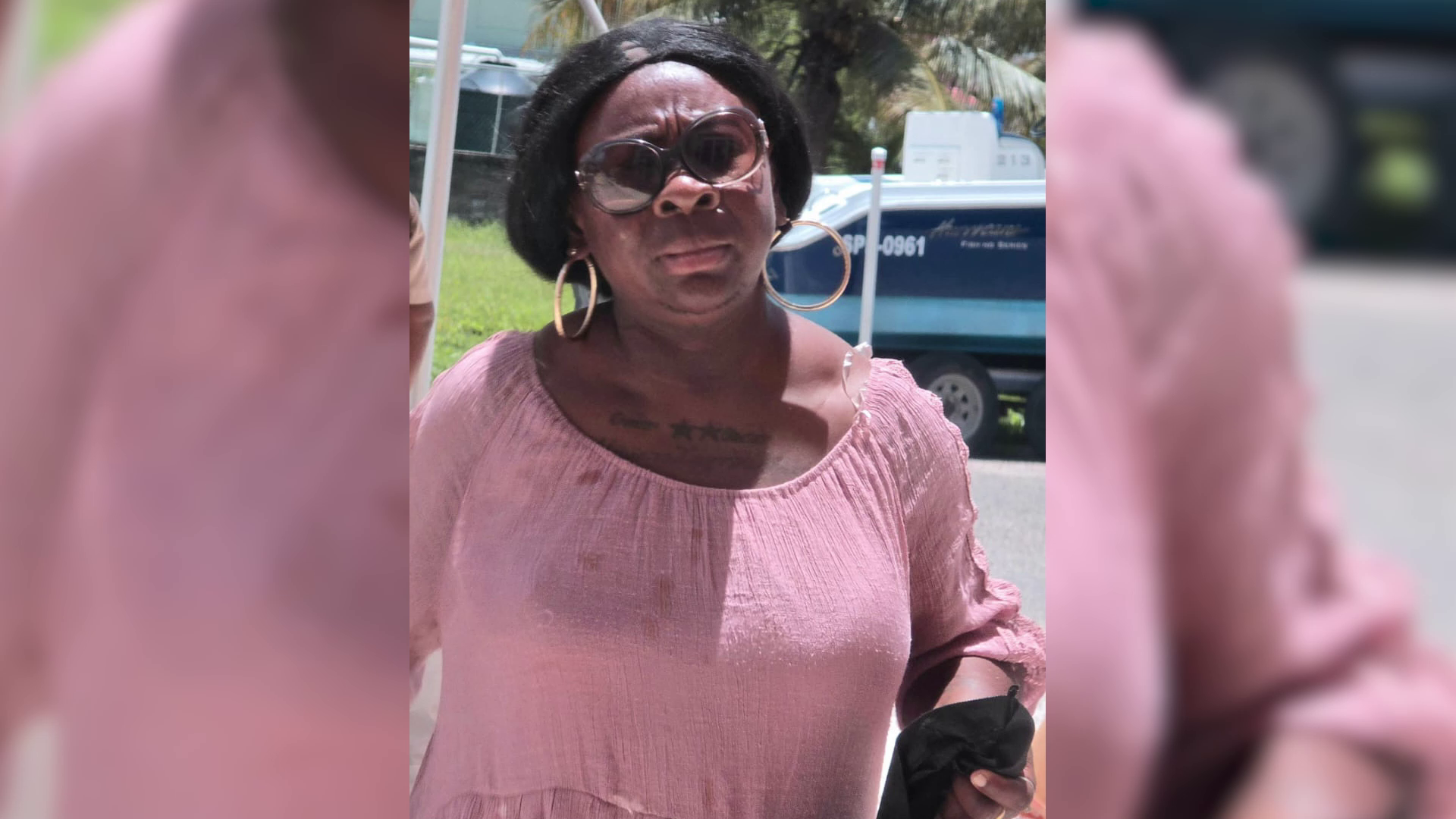 Mujer multada por conducir sin licencia camino al hospital
