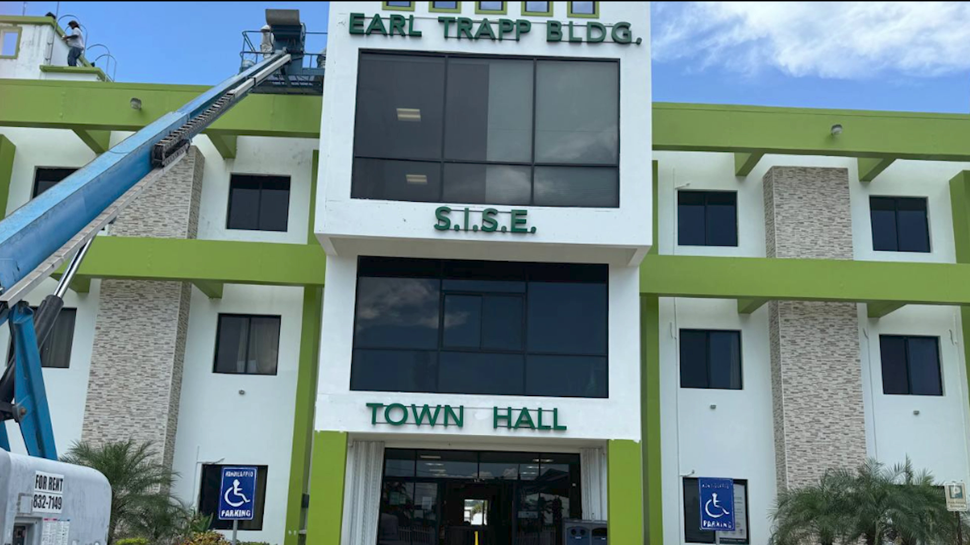 Renombran edificio municipal en honor al alcalde Earl Trapp