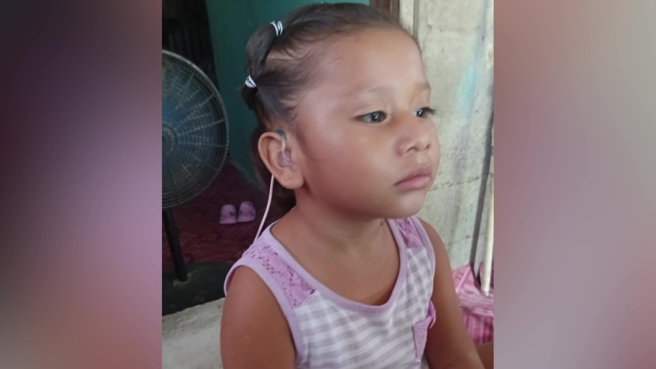 Madre ruega ayuda para cirugía auditiva de su hija