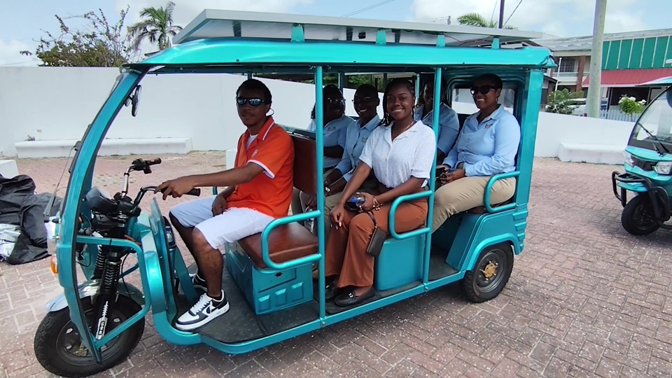 Belize presenta primera flota de tuk-tuks ecológicos