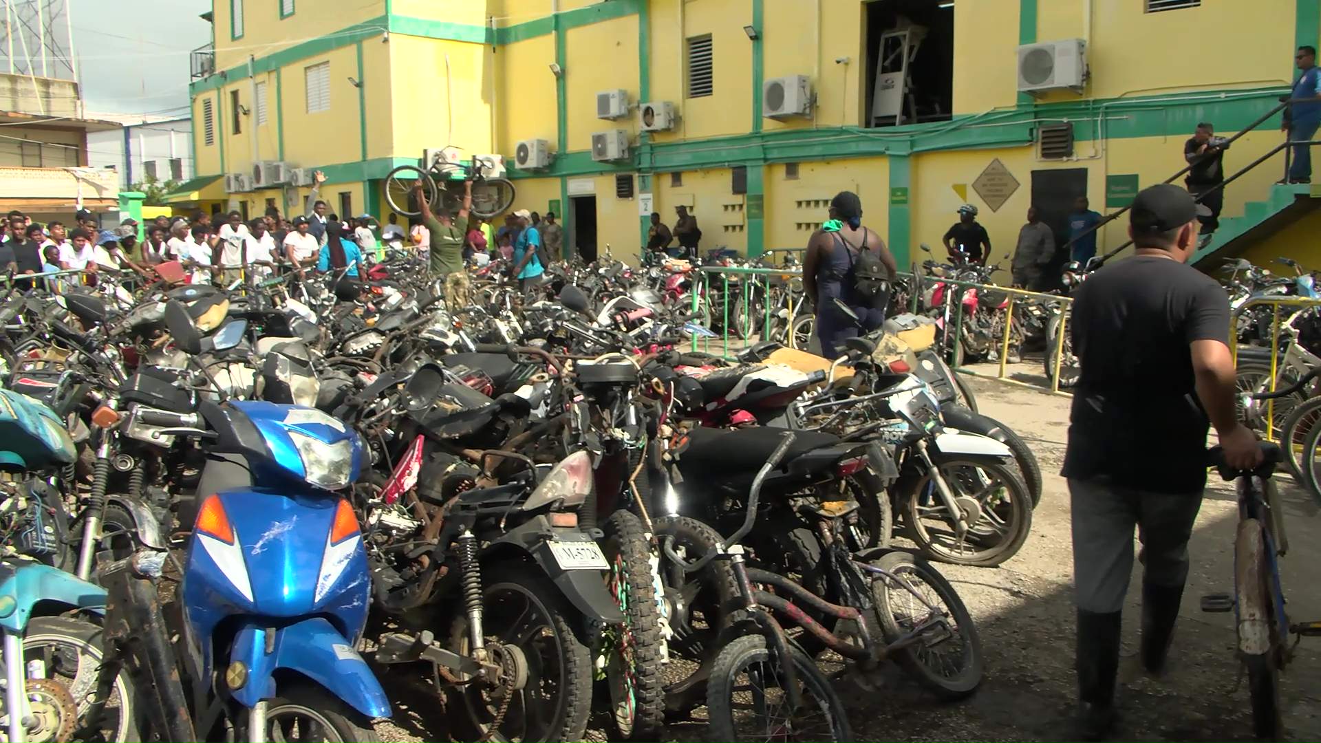 Big Crowds, Small Bids at Police End-of-Year Auction