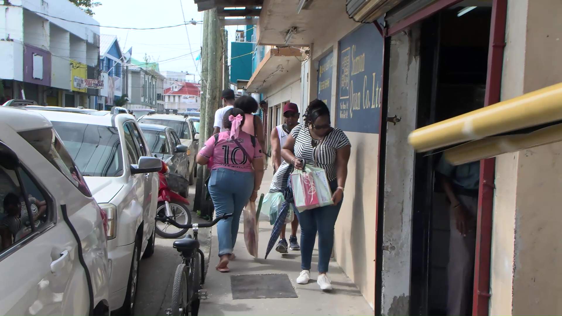 Christmas Eve Rush: Downtown Belize City Buzzes with Last-Minute Shoppers