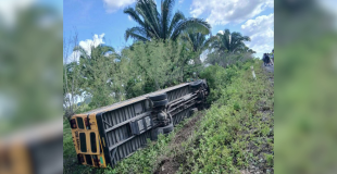School Bus Overturns Near Pueblo Viejo with 32 Students
