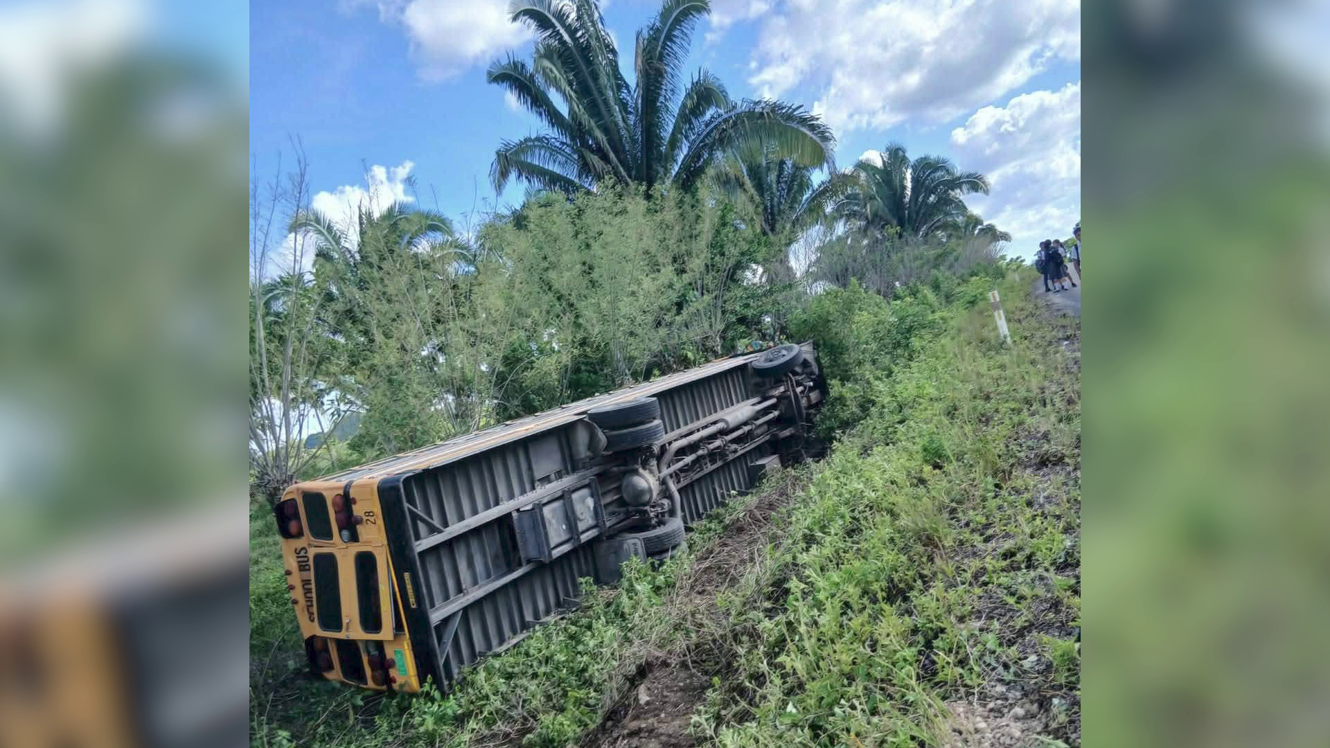 School Bus Overturns Near Pueblo Viejo with 32 Students